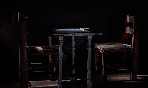 两把木制椅子和旧的木制白色桌子站在绿色水泥墙前房子古董生活角吸引力极简客厅座位木椅木头建筑学图片