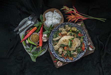 大米面碗中的青咖喱鸡和泰国茄子营养食物美味美食陶瓷香料饮食辣椒营养品午餐图片