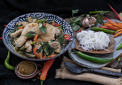大米面碗中的青咖喱鸡和泰国茄子美味辣椒米粉午餐营养食物美食菜单煮沸饮食图片