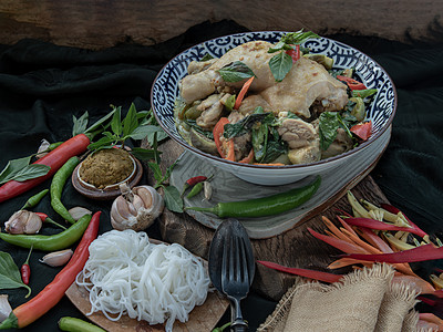 大米面碗中的青咖喱鸡和泰国茄子营养品煮沸摄影菜单米粉美味饮食食物陶瓷美食图片