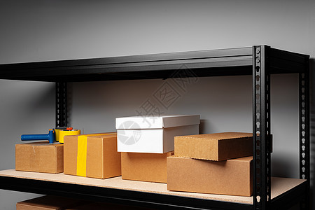 仓库里装有纸箱的架子送货盒子货物物流建造商业房间库存贮存运输图片