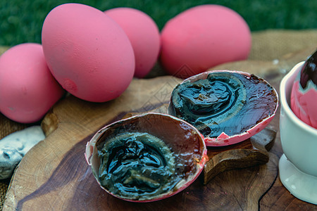 皮蛋 Pidan Eggs 又名皮蛋 百年蛋 千年蛋 是中国的一种腌制食品和佳肴 由鸭 鸡在灰 盐 红石灰 碳酸钠 茶叶和氧化锌图片
