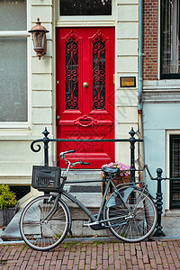阿姆斯特丹街旧房子门附近的自行车车建筑入口楼梯街道陆运建筑学细节背景图片