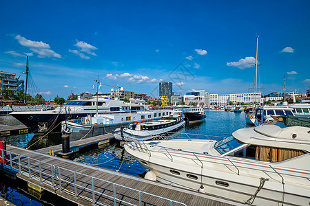 游艇和船只停泊在比利时安特卫普的Willemdock风景市中心中心经济城市天空码头运输荷卢场景图片