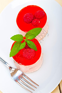 新鲜草莓蛋糕甜点浆果宏观美食覆盆子叶子奶油食物木头薄荷奶制品图片