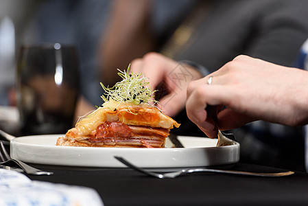 男人在餐馆里吃法兰西辛哈 葡萄牙传统三明治 国家烹饪概念餐厅食物蔬菜午餐美食油炸土豆面包服务手套图片