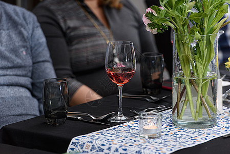 一杯红酒 在餐厅的餐桌上环境餐具反射桌子水晶奢华机构酒杯玻璃派对图片