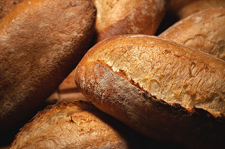 酵母面包特写 面包店货架上有金色地壳的新鲜出炉的圆面包 德国面包店的环境 提供各种质朴的面包食谱水平工匠拓荒者食物硬皮脆皮木头面图片