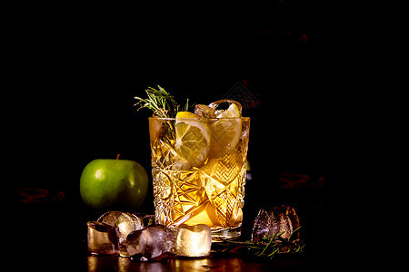 红鸡尾酒加柠檬片和苹果派对柠檬玻璃橙子水果热带食物饮料薄荷果汁图片