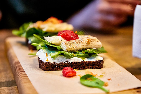 Bruschetta 炸鱼和奶油奶酪午餐小吃胡椒食物油炸海鲜熏肉蔬菜饮食早餐图片