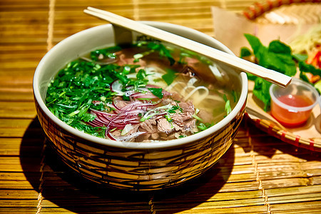 传统的越南汤 Pho Bo在一个大碗里食物盘子烹饪草本植物辣椒美食面条胡椒蔬菜绿色图片