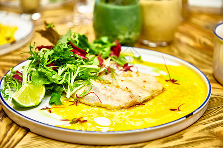 炒鱼有面食 生菜和酱油白色胡椒香菜午餐食物蔬菜油炸沙拉海鲜美食图片
