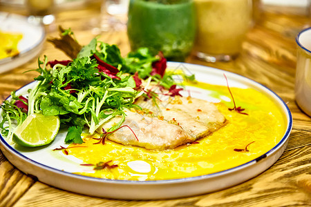 炒鱼有面食 生菜和酱油食物午餐土豆美食白色海鲜胡椒油炸营养饮食图片