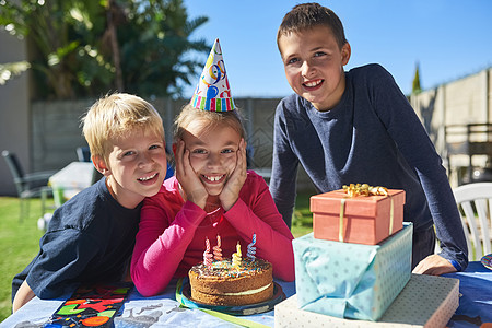 让生日的欢乐和节日开始吧 一群年幼儿童的肖像享受户外的生日晚会图片