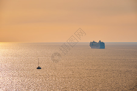 日落时分在爱琴海的游轮轮周光港口假期游艇运输热带地平线衬垫旅行者旅游巡航图片