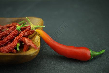 木碗里鲜干红辣椒和新鲜红辣椒图片