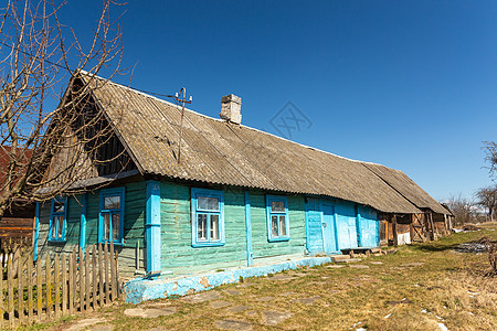 村里的旧木制蓝色房子窗户高清图片素材