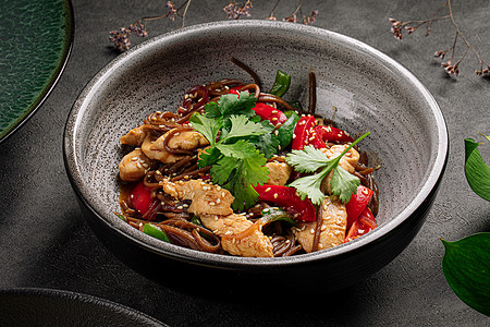 亚洲小豆面和鸡肉午餐盘子面条美食餐厅棕色食物图片