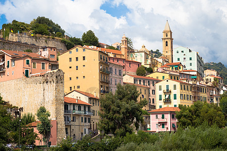 利古里亚州Liguria地区意大利Venimiglia村 蓝色天空照片窗户旅游游客爬坡道观光村庄建筑景观全景图片