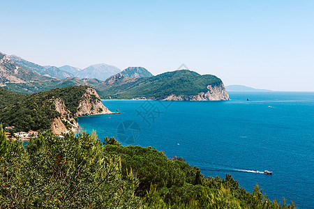 在阳光明媚的日子里 从海上欣赏岩石上如画的景色 布德瓦海滨 黑山 布德瓦岛 黑山的鸟瞰图 夏威夷海滩 遮阳伞和沐浴者以及清澈的海图片