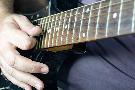 独奏男主角主吉他手指练习音乐家细绳乐队吉他手玩家音乐金属男人图片