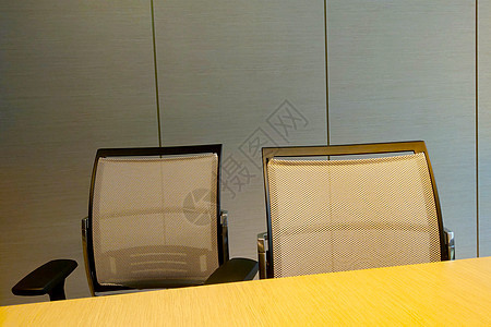 在会议室里坐舒适的现代椅子图片