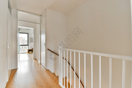 宽宽宽的走廊和楼梯入口木地板房间水平风格白色架子公寓艺术建筑学背景图片