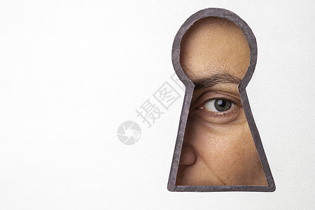 女人的眼睛在钥匙孔中偷窥 在一张纸上画出来摄影刑事锁孔眼球间谍安全隐私监视隐藏女士图片