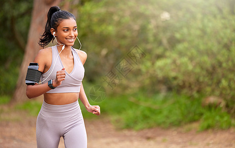 一位年轻女子在森林中漫步 听音乐的镜头 而她却走过森林的路程 (笑声)图片