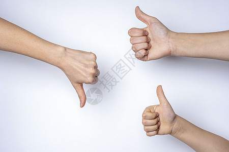 在白背景上向上和向下显示拇指男性女士数字质量手臂手势女性手指商业信号图片
