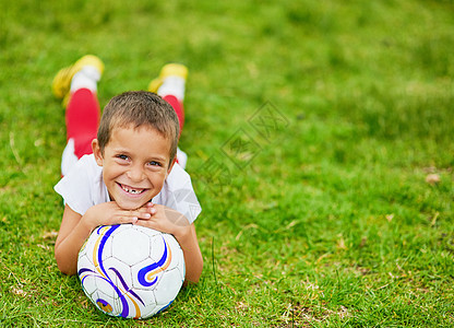 我喜欢橄榄球 外出玩足球的年轻男孩的肖像图片