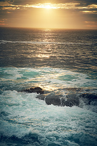 海洋波浪冲向海边的巨石 大浪撞上海面 (笑声) (掌声)图片