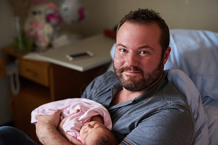 我将会是世上最好的父亲 一位快乐的父亲的肖像 在医院里抱着他刚出生的女婴 (笑声)图片