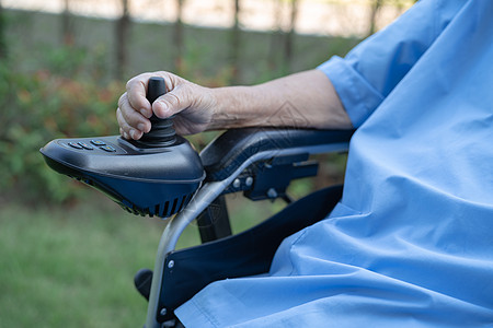 护理医院病房远程控制电动轮椅的亚洲老年或老年老妇人患者 健康强健的医疗理念极乐帮助椅子技术挑战疾病男人车轮轮椅病人图片