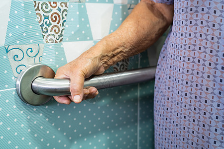 亚洲老年或老年老妇人病人在护理医院病房使用厕所浴室手柄安全 健康强大的医疗理念扶手金属洗手间合金座位洗澡减值旅馆苗圃栏杆图片