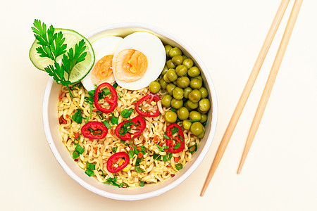 美丽的大面条 绿豆 鸡蛋 红热辣椒和绿色面条青菜食品小吃早餐食物蔬菜筷子午餐方便面图片
