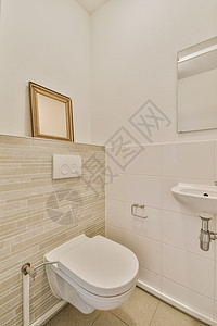 浴室室内用白色瓷砖和马桶制成图片
