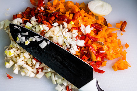 新鲜和冷冻的切碎蔬菜 胡萝卜 土豆 洋葱和白板上的红铃椒饮食辣椒橙子烹饪食物营养沙拉盘子胡椒食品图片