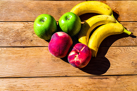 木制桌上的水果混合 香蕉 苹果 水银图片