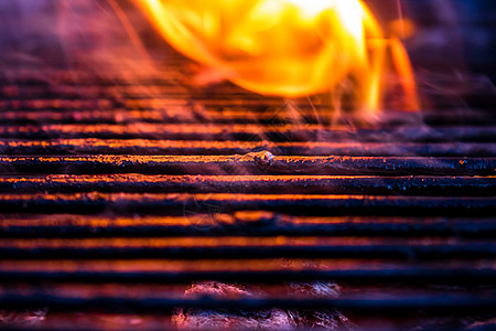 清空热炭烧烤烧烤炉 盛着明亮的火焰木炭煤炭空烤架网格餐厅烹饪火烧烤派对野餐营火图片