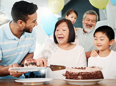 你是我那种疯狂的人 在家里庆祝生日的幸福家庭被拍到的一张照片图片