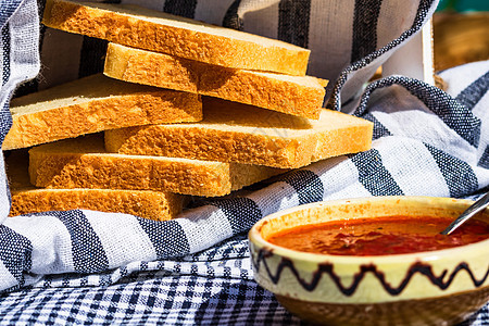 土司面包的切片是生锈的成份 黑碗里有番茄酱图片