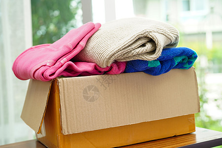 给志愿者的衣物装在纸箱里送货食物志愿纸板社区服务女性成人衣服盒子图片