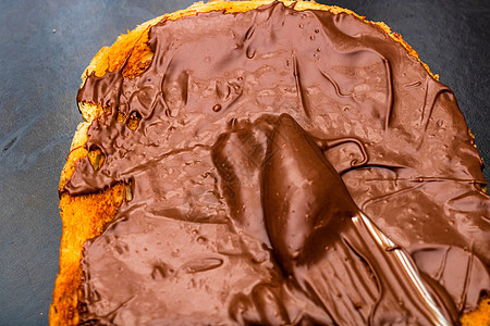 在烤面包上传播巧克力奶油可可榛子营养小吃甜点食物黄油早餐午餐坚果图片