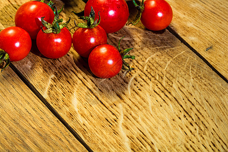 生锈木木背景的新鲜樱桃西红柿木头食物食品收成乡村桌子烹饪饮食蔬菜农业图片