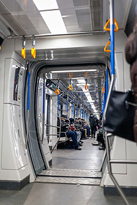 观察地铁车的景象 莫斯科地铁男人生活栏杆铁路速度车皮民众城市时间火车图片