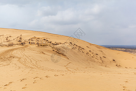 高加索一片独特的沙山 在阴云的一天旅游晴天冒险蓝色旅行国家自然荒野沙漠砂岩图片