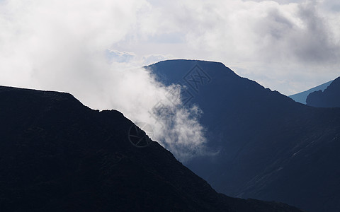 云层中的山峰 背光下一连串灰色山脉基岩太阳旅游废墟景点墨水射线比丘季节文化图片