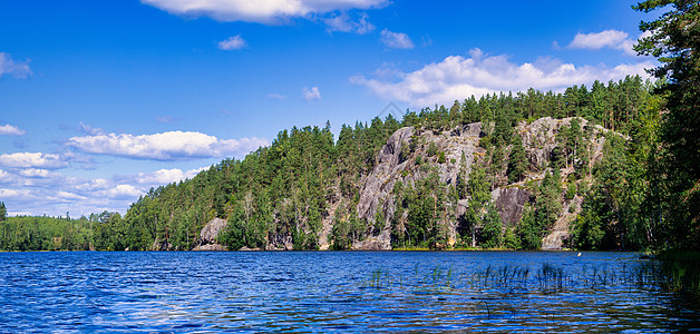 林中雅斯特雷比诺耶湖的景观 背景是冰河年代岩石图片