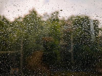 在雨季 满是水滴的肮脏窗口图片